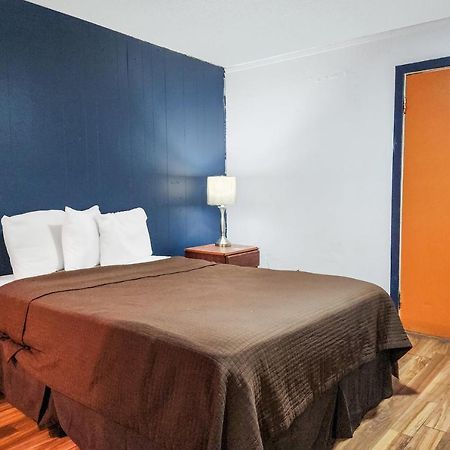 Oyo Hotel Colby, Ks Экстерьер фото