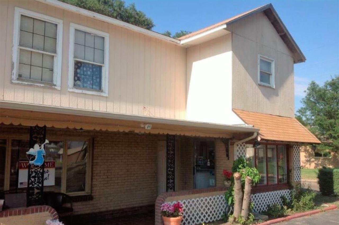 Oyo Hotel Colby, Ks Экстерьер фото