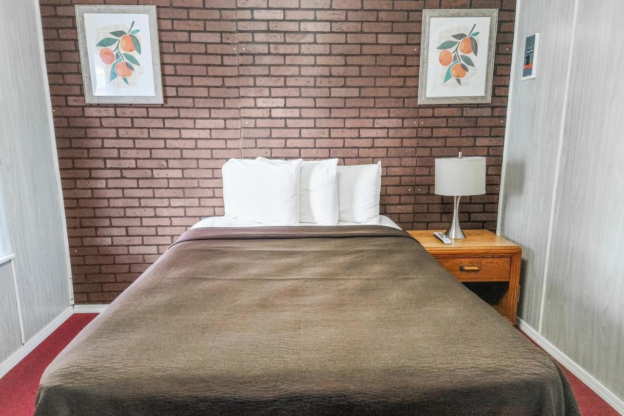 Oyo Hotel Colby, Ks Экстерьер фото