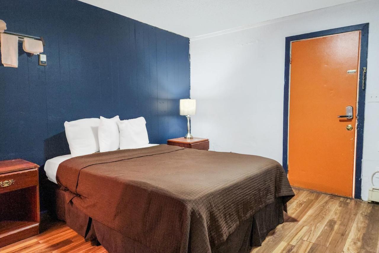 Oyo Hotel Colby, Ks Экстерьер фото