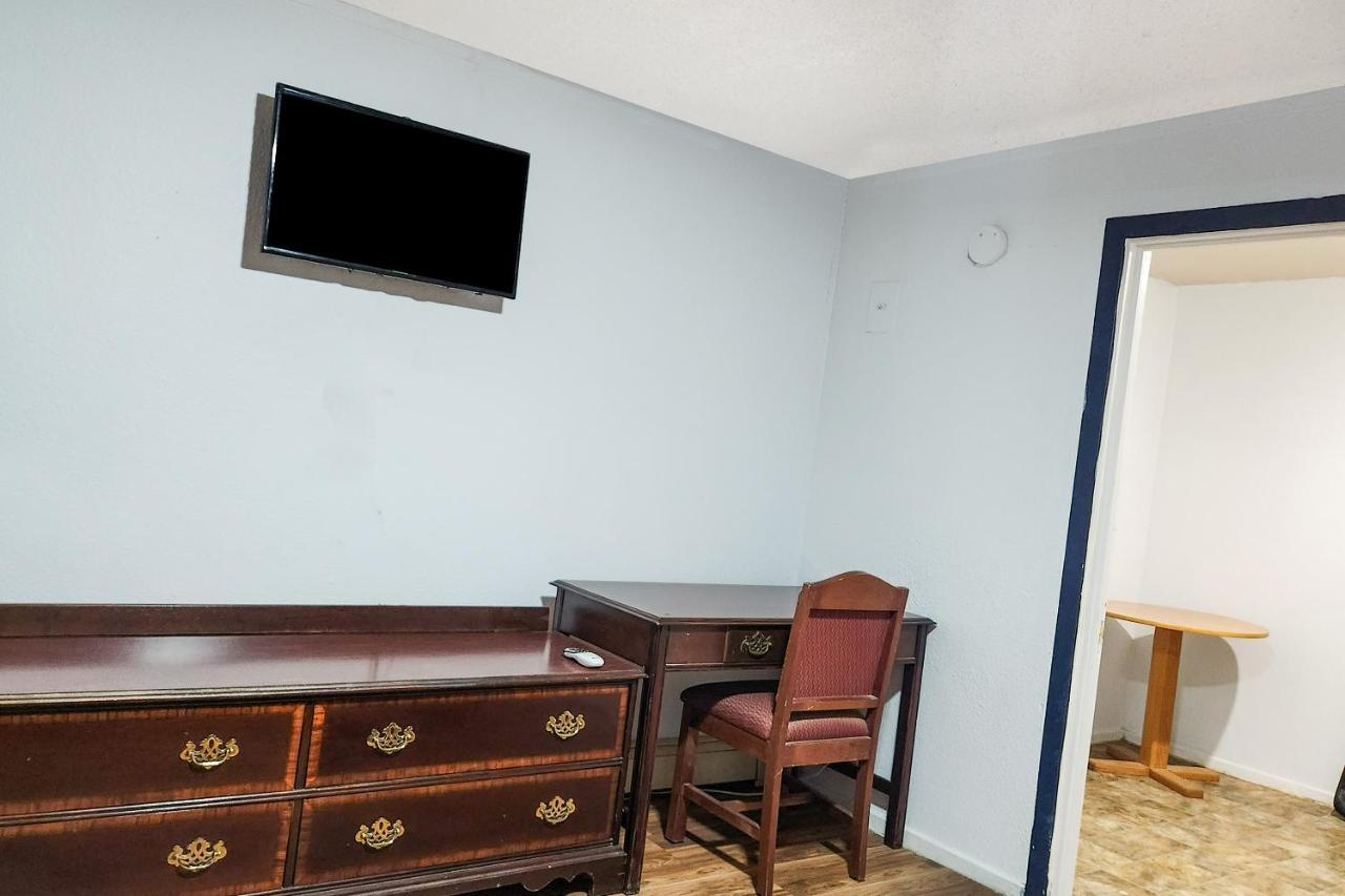 Oyo Hotel Colby, Ks Экстерьер фото