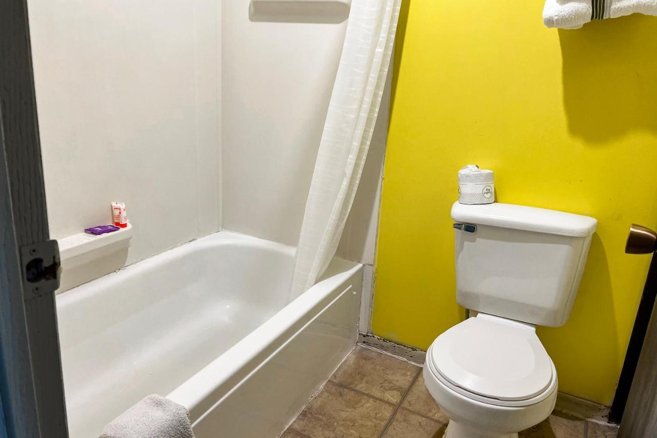 Oyo Hotel Colby, Ks Экстерьер фото