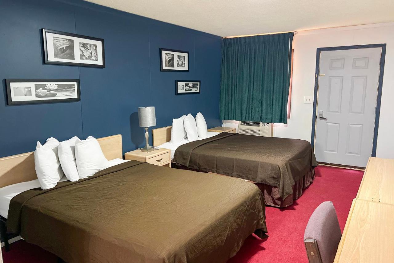 Oyo Hotel Colby, Ks Экстерьер фото