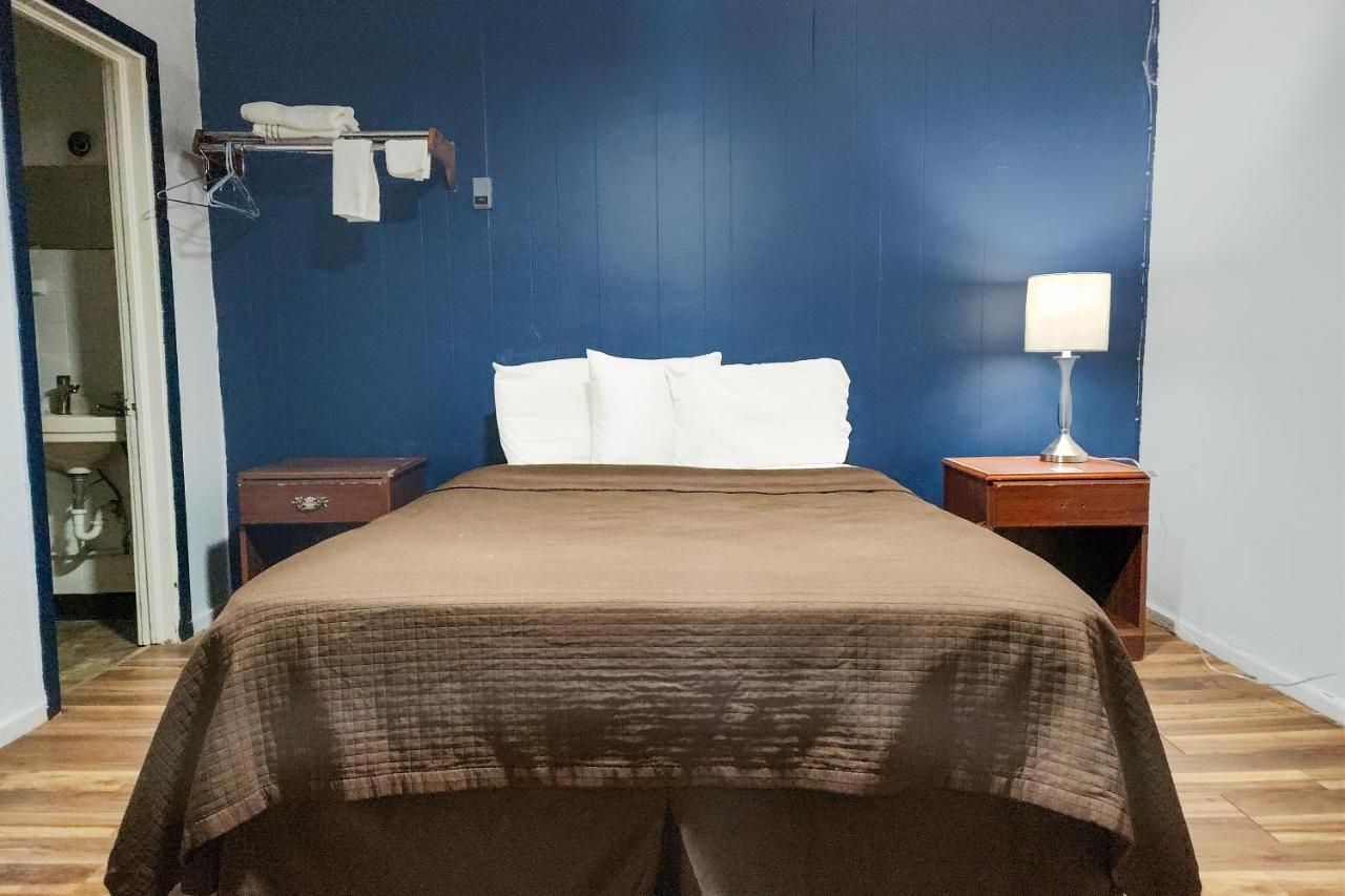 Oyo Hotel Colby, Ks Экстерьер фото